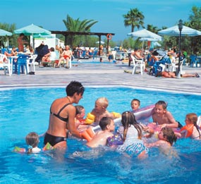 Have fun with your kids at the swimming pool of hotel Atlantis CLICK TO ENLARGE