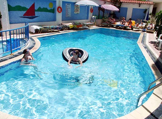 Picture of the pool of hotel Koala. CLICK TO ENLARGE